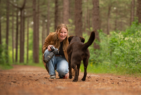 Sandra Luijten Fotografie met haar Nikon camera en bruine labrador Ollie tijdens een hondenfotoshoot
