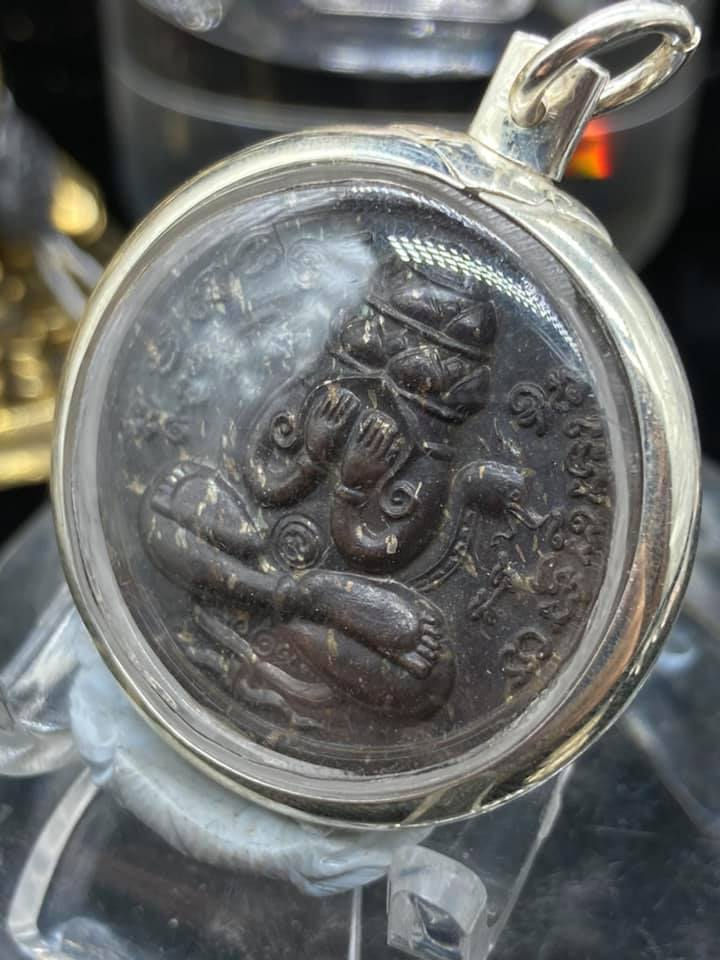 Thumbnail: 屈馬哈他 阿贊冠噴 108歲 2549年 9場法會 盼巴間 九寶銅混銀版本 已包帕懷銀殼