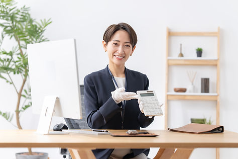 金額を提示する女性