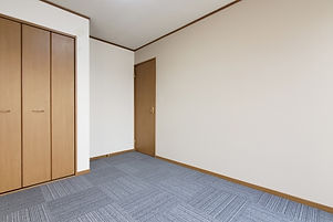 カーペットのひかれた部屋