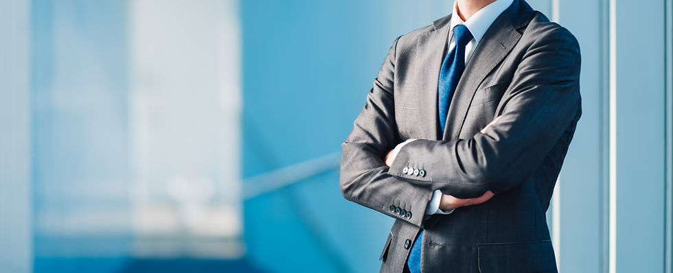 スーツを着た男性