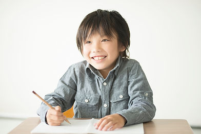 勉強するこども