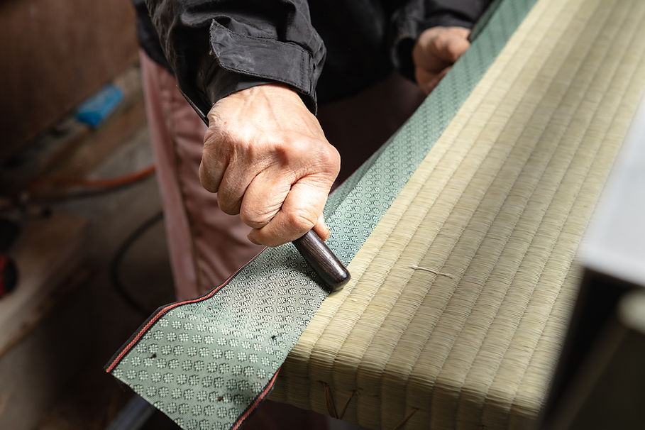 畳職人が作業するイメージ