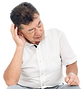 耳を痛がる男性