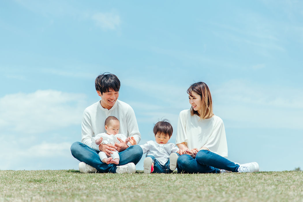 青空の下の4人家族