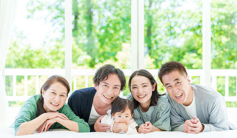 笑顔の3世代家族