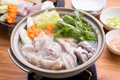 鶏肉や豚肉などの旨みがしみだした水炊き
