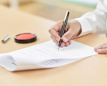 書類にサイン
