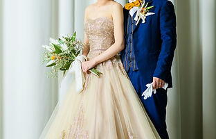 結婚式を迎えた男女の写真