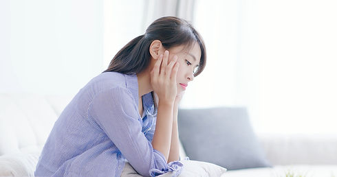 悩む女性