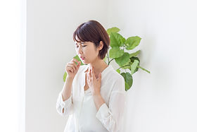 咳をしている女性