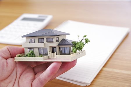 住宅の模型を持つ手