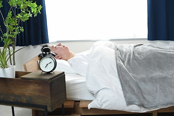 ベッドで眠る男性