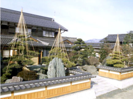 巨石の映える重厚な日本庭園