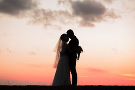 夕日をバックに結婚式