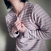 胸を押さえる女性