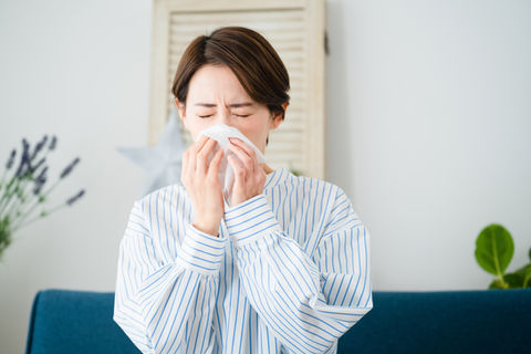 鼻炎の女性