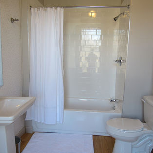 Private en-suite bathroom in a guest room at Washington Park Inn