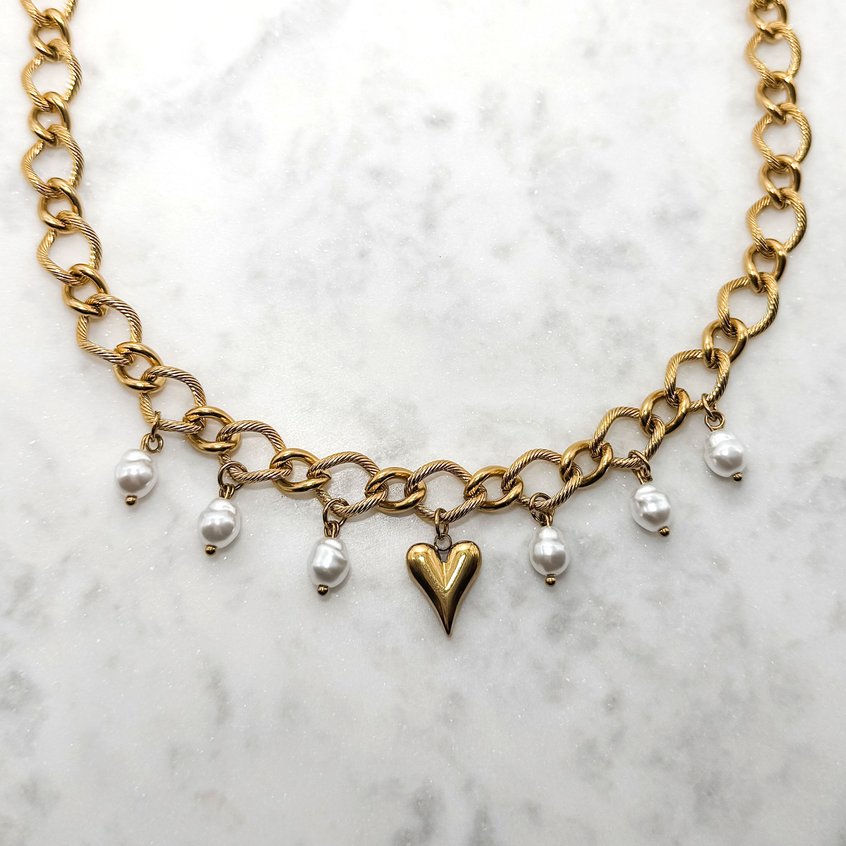 Bedelketting met parels en groot hartje