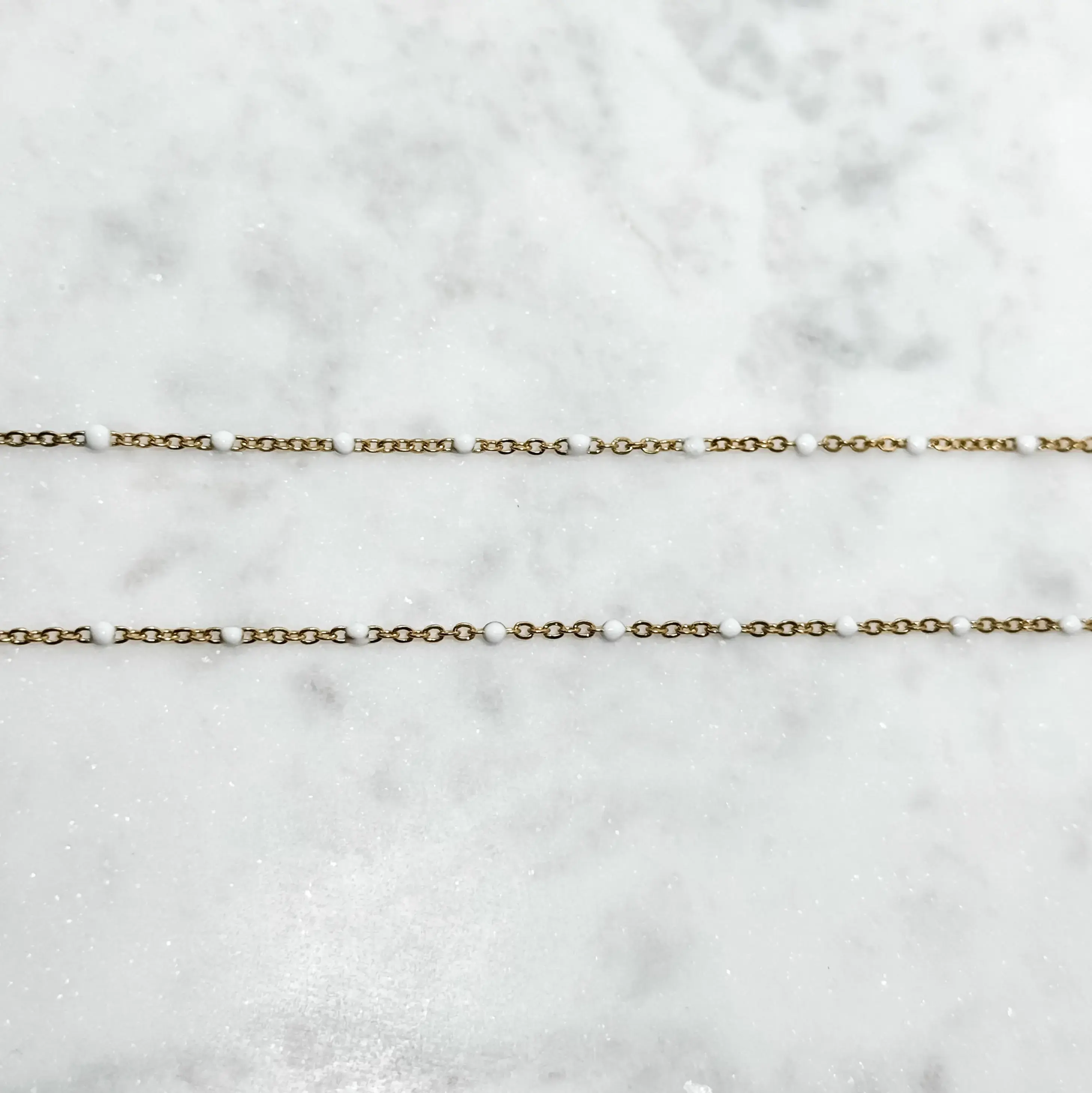 White dot buikketting