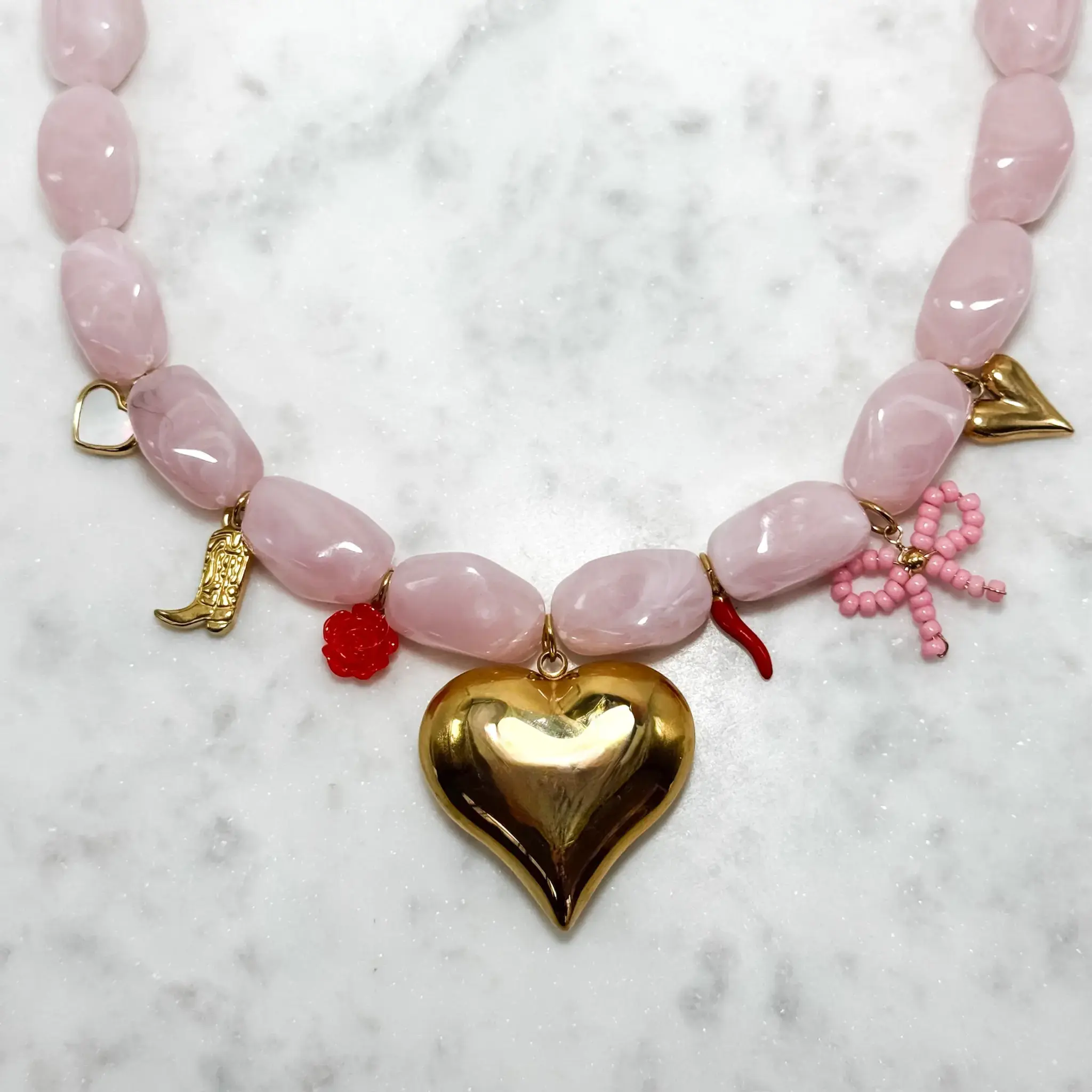 Roze kralen ketting met bedels