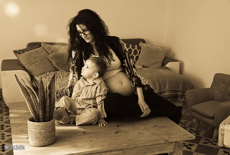 une mère et son enfant lors d'un shooting photo grossesse à domicile en sépia