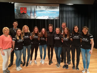 //Sportlerehrung für B-Juniorinnen und Ehrenamtspreis für Marcus Deuchler//