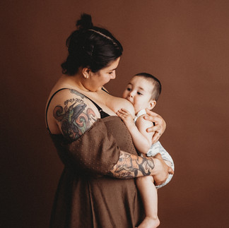 Mamma che allatta il suo bimbo