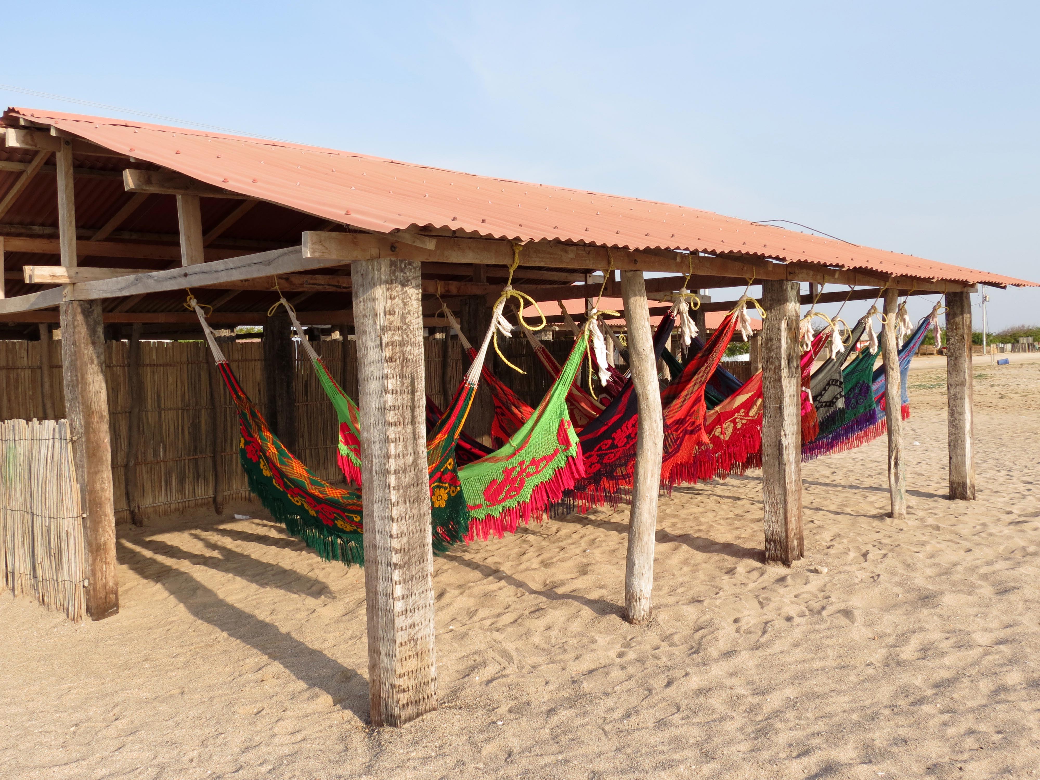 Enramada frente al mar con chinchorro