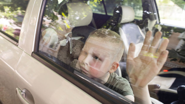 Újabb gyerek halt meg egy forró autóban