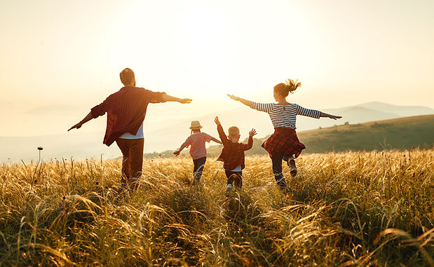 Foto Familie läuft über Feld