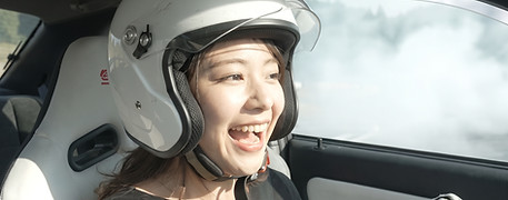 群サイドリフト体験車内