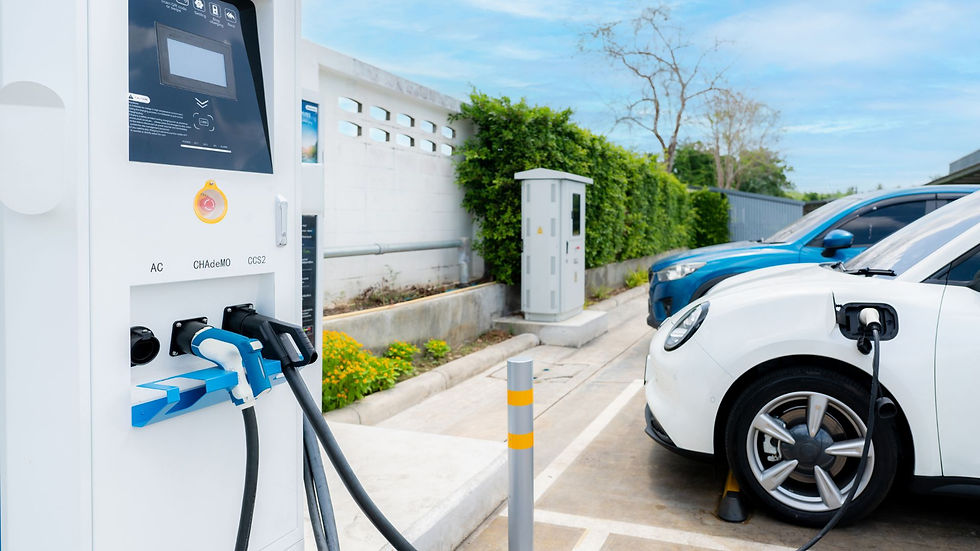 Carros elétricos nas estações de carregamento rápido