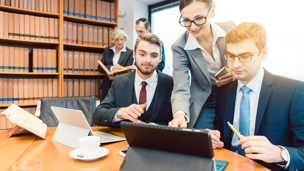 Advogados emergem como pilares fundamentais, oferecendo uma bússola jurídica crucial durante todo o processo.