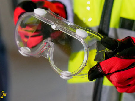 Funcionário em treinamento de segurança no trabalho para prevenção de acidentes