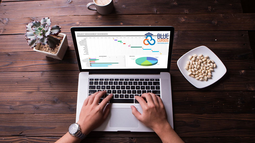 Imagem de pessoas trabalhando com planilhas no Excel.