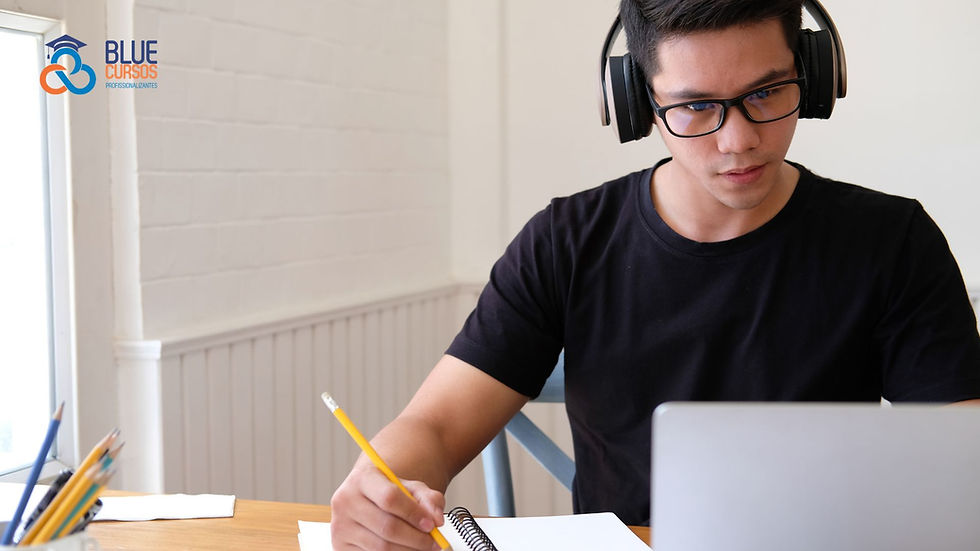 Pessoa estudando online em um laptop. Escolha o curso profissionalizante EAD ideal para o seu futuro com a Blue Cursos Profissionalizantes.