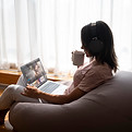 mujer-escuchando-musica-traves-de-auriculares-en-casa.jpg
