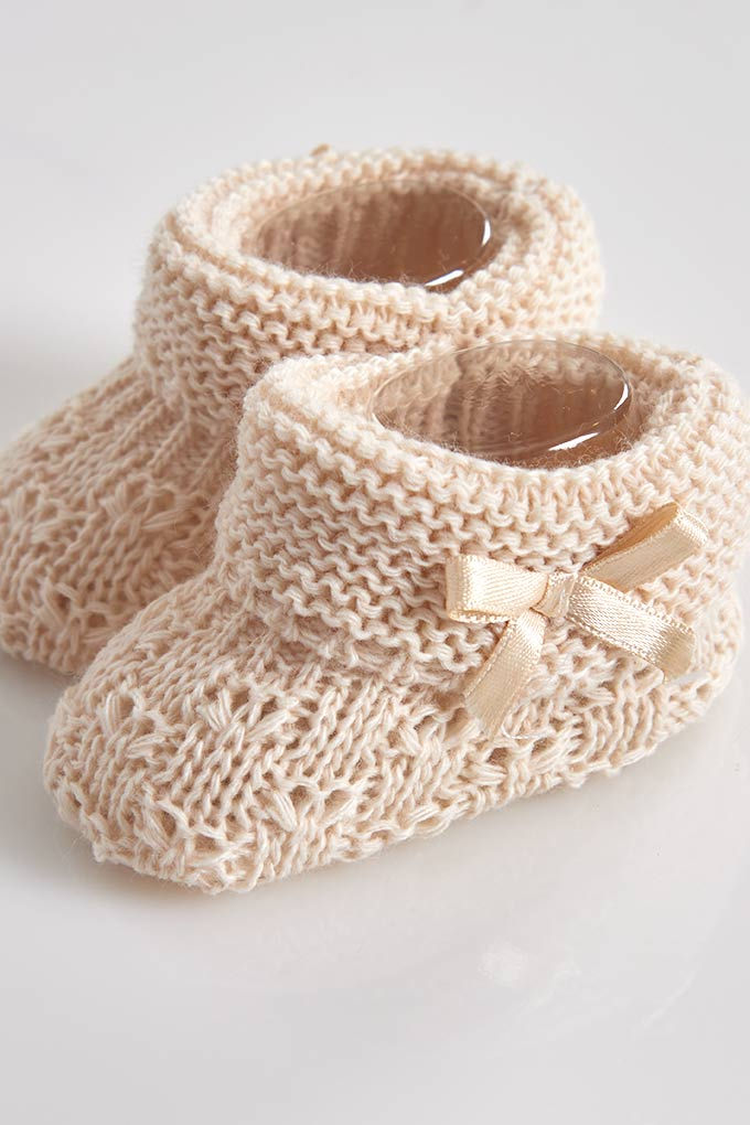 KNITTED BABY BOOTIES W/ BOW