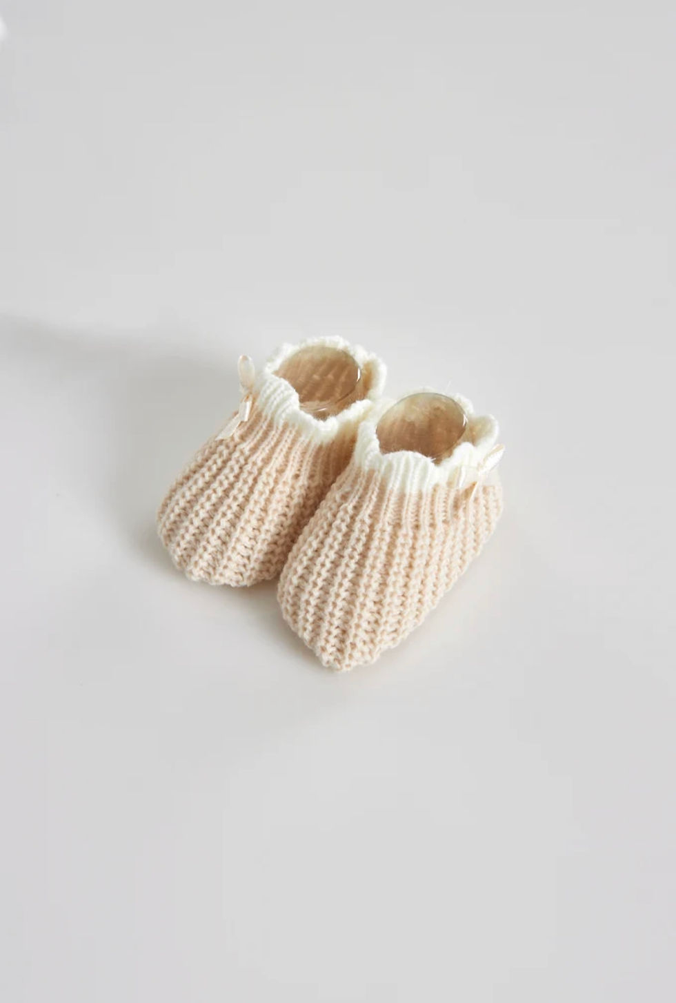 SCALLOPED EDGE KNITTED BABY BOOTIES