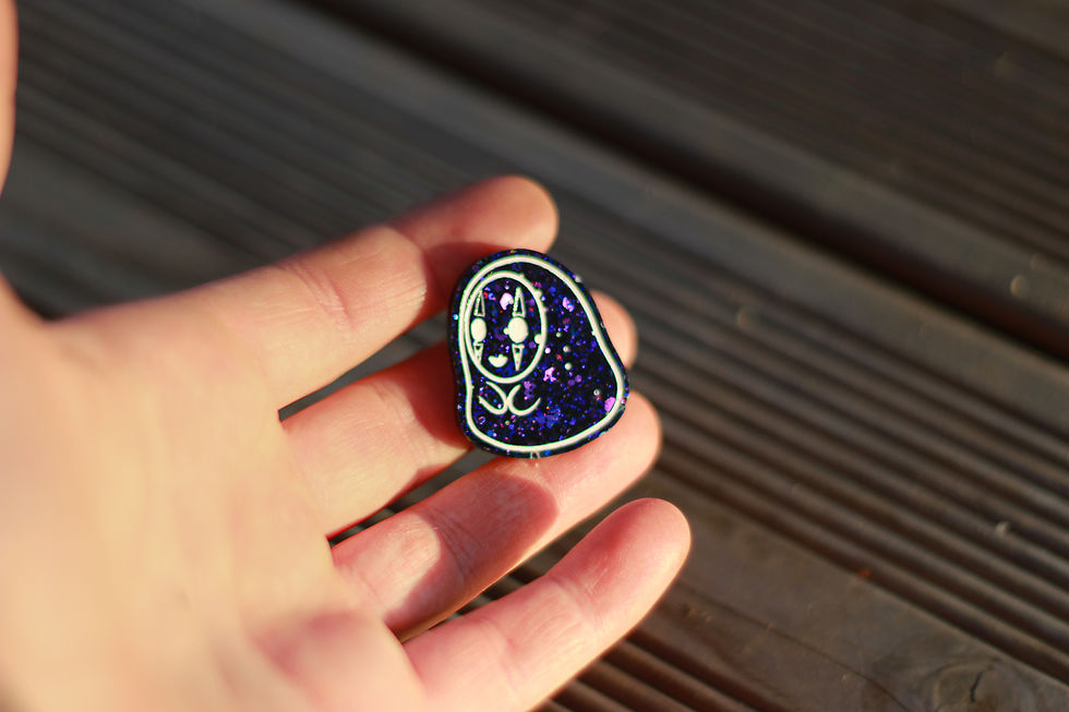 Broche phospho' "Sans visage mais avec paillettes"