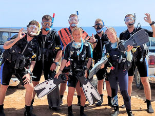 PADI Open Water Schüler nach erfolgreichem Abschluss des PADI Open Water Diver Scheins auf Zypern