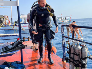 Is it worth becoming a Divemaster or Instructor?