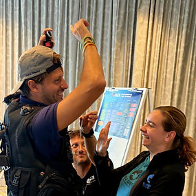 PADI Course Director Daniel von Tauchen auf Zypern Cyprus Diving Centre zeigt den Skill CESA einem IDC Teilnehmer. Beide Lachen sich an
