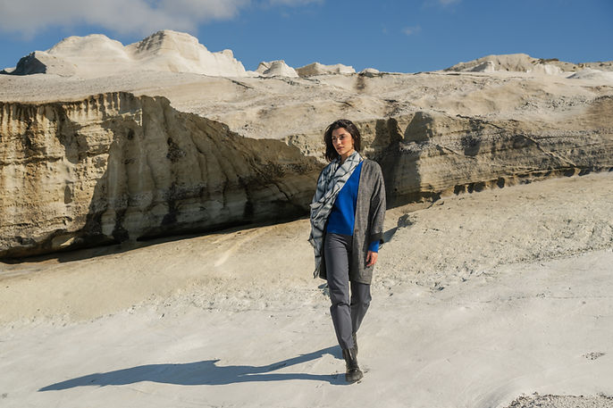 6b_Elfe11_Halstuch_Shibori_schwarz_Pulli_Krabbe_blau_Kimono_Aleksandra_Otko.jpg