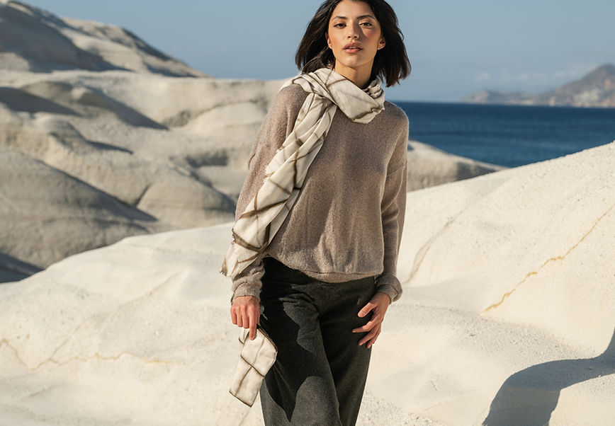 2a_Elfe11_Halstuch_Shibori_Taeschchen_braun_Ballonhose_grstreift_Pulli_Koala_StrickAleksan