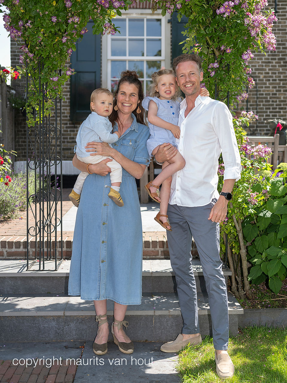 het familieportret gemaakt door fotograaf Maurits van Hout uit Rijswijk bij Den Haag
