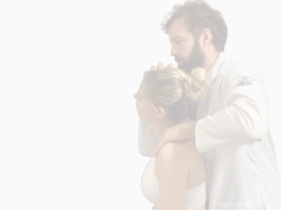 Um osteopata vestindo um jaleco branco manipulando o pescoço da paciente.