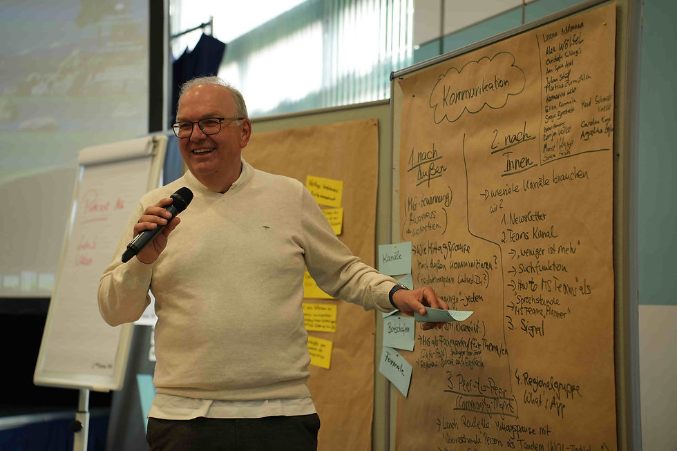 Bild von Claus Fesel vor Metaplanwand