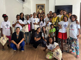 Participantes da oficina Nós Mulheres durante atividade de encerramento da programação do Outubro Rosa na Casa do Pão.